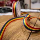 Non � quindi pi� l�opulenza a fare tendenza. �No � afferma la titolare salutandoci �: al contrario si � sempre alla ricerca della fantasia e di oggetti diversi e personalizzati, come questi nastrini arcobaleno usati per le nozze gay�